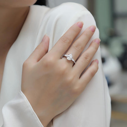 Moonlight Moissanite Ring – Modern Teardrop Elegance, Dazzling Streamline Design