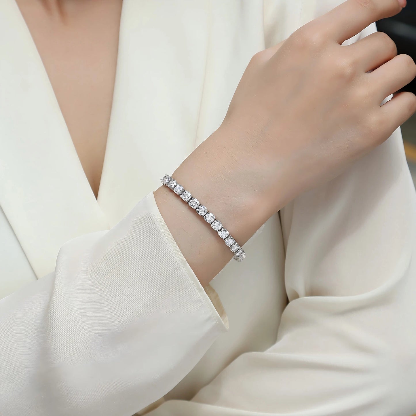 Gravity-Inspired Moissanite Bracelet – Geometric Sparkle, Luxurious Shine